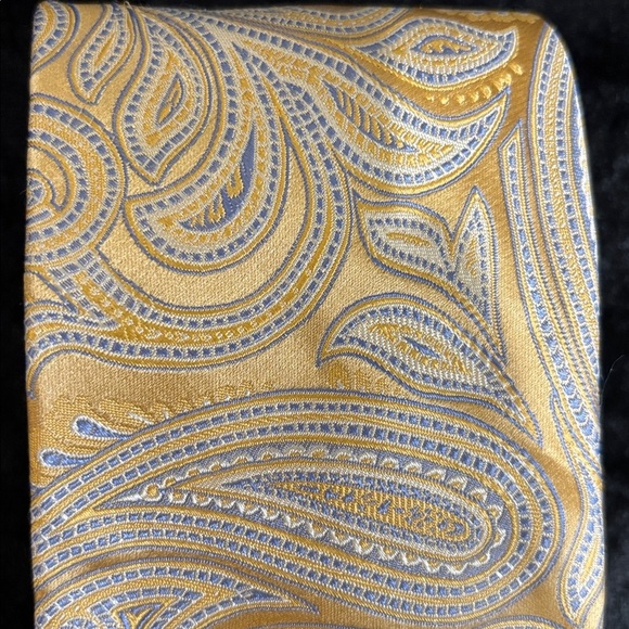Michael Kors Gold and White Paisley Tie - Picture 5 of 5
